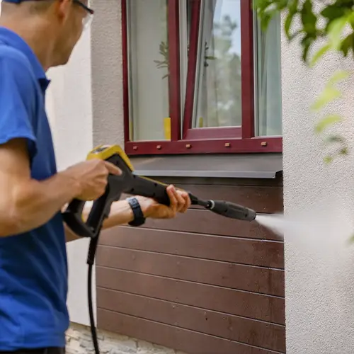 Fassade wird professionell mit einem Hochdruckreiniger gereinigt