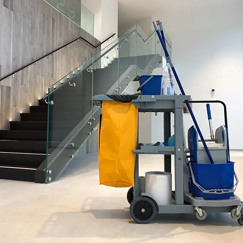 Reinigungswagen in einem Stiegenhaus eines Bürogebäudes