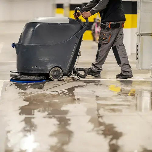 Der Boden in einer Garage wird professionell gereinigt