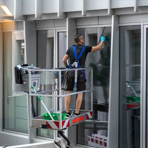 Reinigungsarbeiter während Glasreinigungen eines Hochhauses
